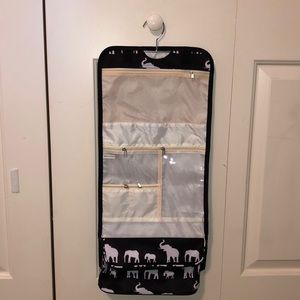 Foldable accessories holder